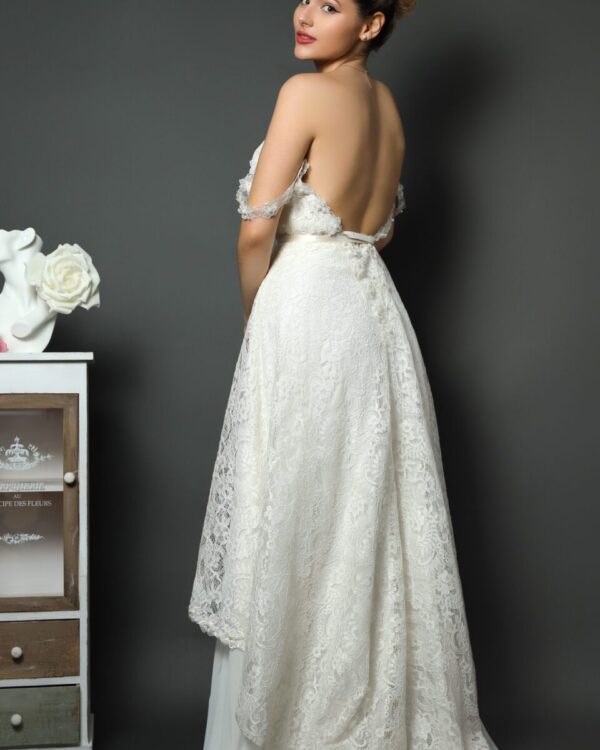 Boho νυφικό φόρεμα με γαλλική δαντέλα και μεταξωτή μουσελίονα εσωτερικά. Ασύμμετρη δαντέλα, υπέροχη ανοιχτή πλάτη και μπούστο καρδιά. Κανονική εφαρμογή