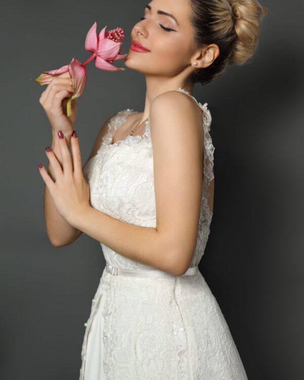 Boho νυφικό φόρεμα με γαλλική δαντέλα και μεταξωτή μουσελίονα εσωτερικά. Ασύμμετρη δαντέλα, υπέροχη ανοιχτή πλάτη και μπούστο καρδιά. Κανονική εφαρμογή