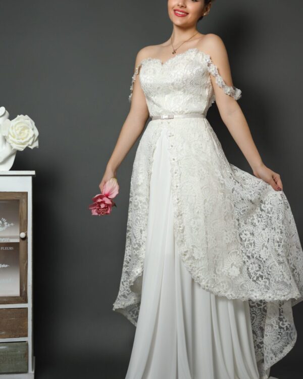 Boho νυφικό φόρεμα με γαλλική δαντέλα και μεταξωτή μουσελίονα εσωτερικά. Ασύμμετρη δαντέλα, υπέροχη ανοιχτή πλάτη και μπούστο καρδιά. Κανονική εφαρμογή