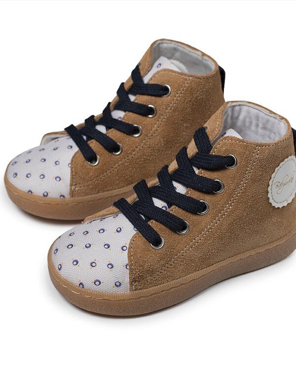 Χειροποίητα βαπτιστικά παπουτσάκια κάμελ μποτάκι δετό από καστόρι δέρμα και ύφασμα που αναπνέει. Ανατομικός πάτος κατάλληλος για τα πρώτα βήματα του παιδιού. Σχέδιο τύπου All star. Ελληνικής ραφής