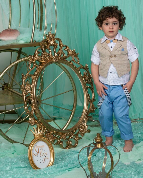 Βαπτιστικό κοστούμι σε γαλάζιο με μπεζ, με γιλέκο, τιράντες και παπιγιόν.