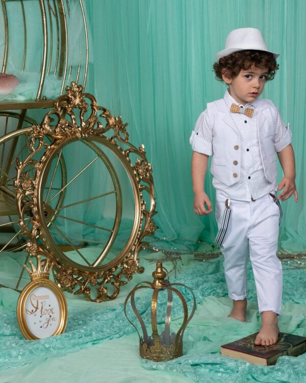 Βαπτιστικό κοστούμι σε άσπρο, με ψάθινο καπέλο γιλέκο, τιράντες και παπιγιόν
