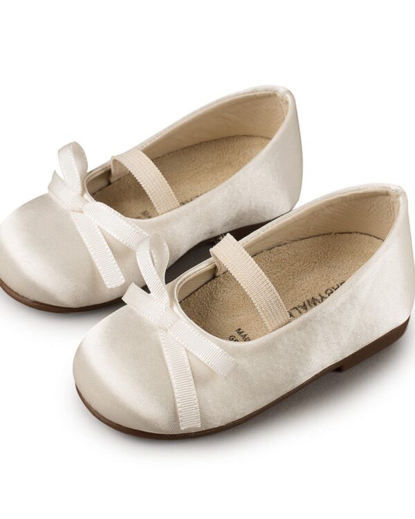 Χειροποίητα βαπτιστικά παπουτσάκια μπαρέτα σε εκρού από δέρμα και ύφασμα που αναπνέει. Ανατομικός δερμάτινος πάτος κατάλληλος για τα πρώτα βήματα του παιδιού. Ελληνικής ραφής