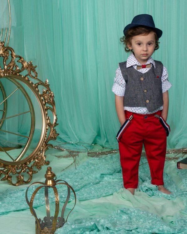 Βαπτιστικό κοστούμι σε κόκκινο με μπλε γκρι , με ψάθινο καπέλο γιλέκο, τιράντες και παπιγιόν