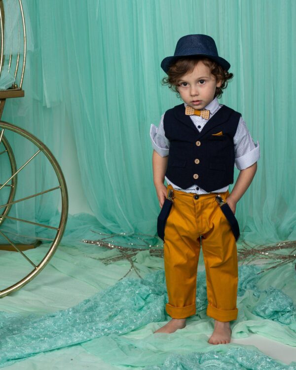 Βαπτιστικό κοστούμι σε navy blue με κίτρινο μουσταρδί, με ψάθινο καπέλο γιλέκο, τιράντες και παπιγιόν