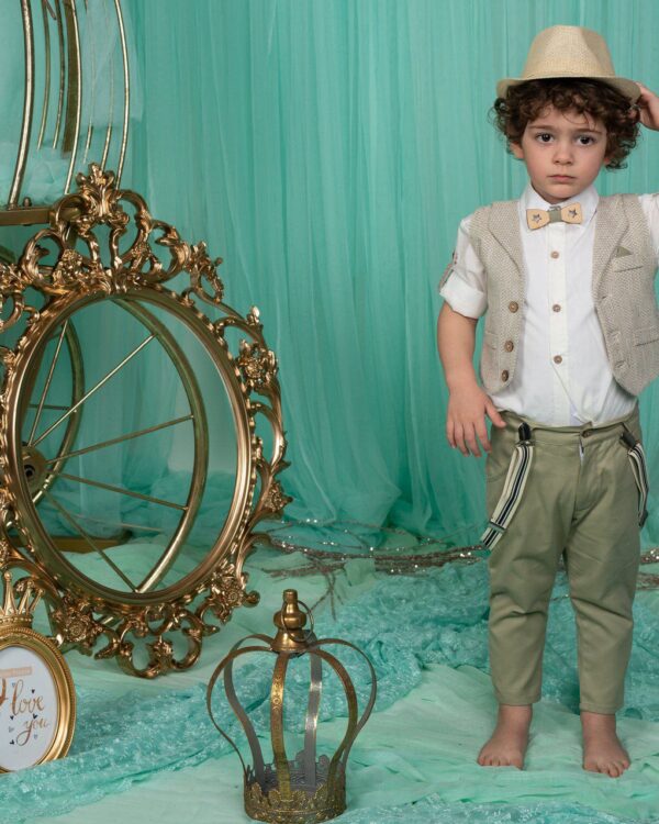 Βαπτιστικό κοστούμι σε χακί με εκρού, με ψάθινο καπέλο γιλέκο, τιράντες και παπιγιόν