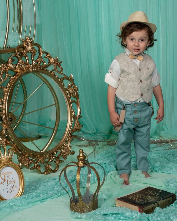 Βαπτιστικό κοστούμι σε πράσινο μέντα με εκρού, με ψάθινο καπέλο γιλέκο, τιράντες και παπιγιόν