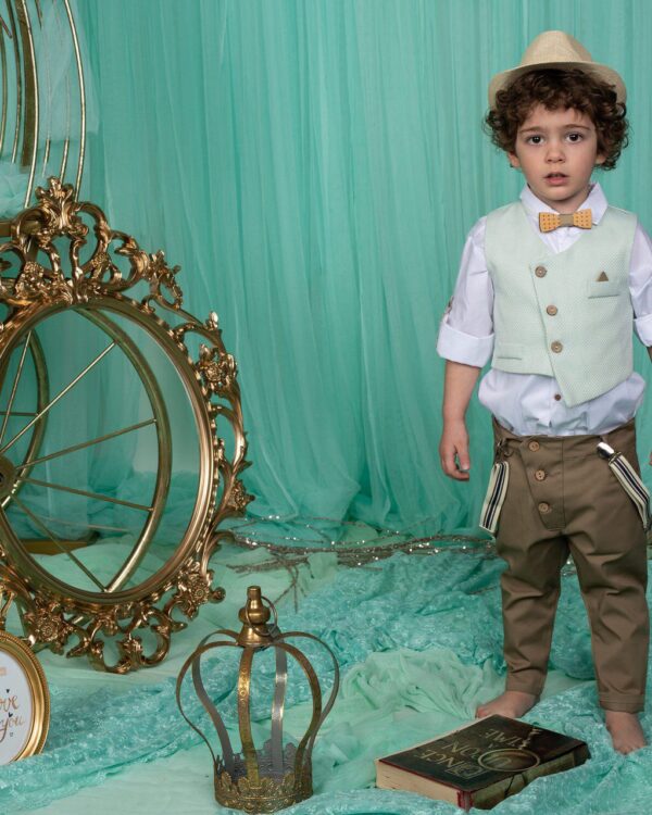 Βαπτιστικό κοστούμι σε καφέ με ανοιχτό πράσινο, με ψάθινο καπέλο γιλέκο, τιράντες και παπιγιόν