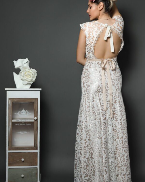 Νυφικό φόρεμα με ανάγλυφη δαντέλα και nude σατέν εσωτερικά