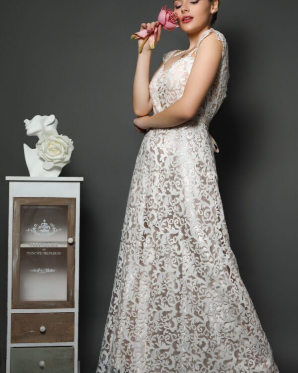 Νυφικό φόρεμα με ανάγλυφη δαντέλα και nude σατέν εσωτερικά