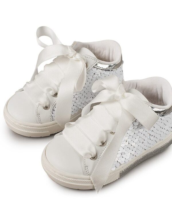 Χειροποίητα Παιδικά sneakers διακοσμημένα με παγιέτες και σατέν κορδόνια σε λευκό. Συνδυάζονται και με casual και με abigie στυλ.  Με δερμάτινο ανατομικό πάτο για ξεκούραστο περπάτημα, κατάλληλος για τα πρώτα βήματα του παιδιού. Ελληνικής ραφής