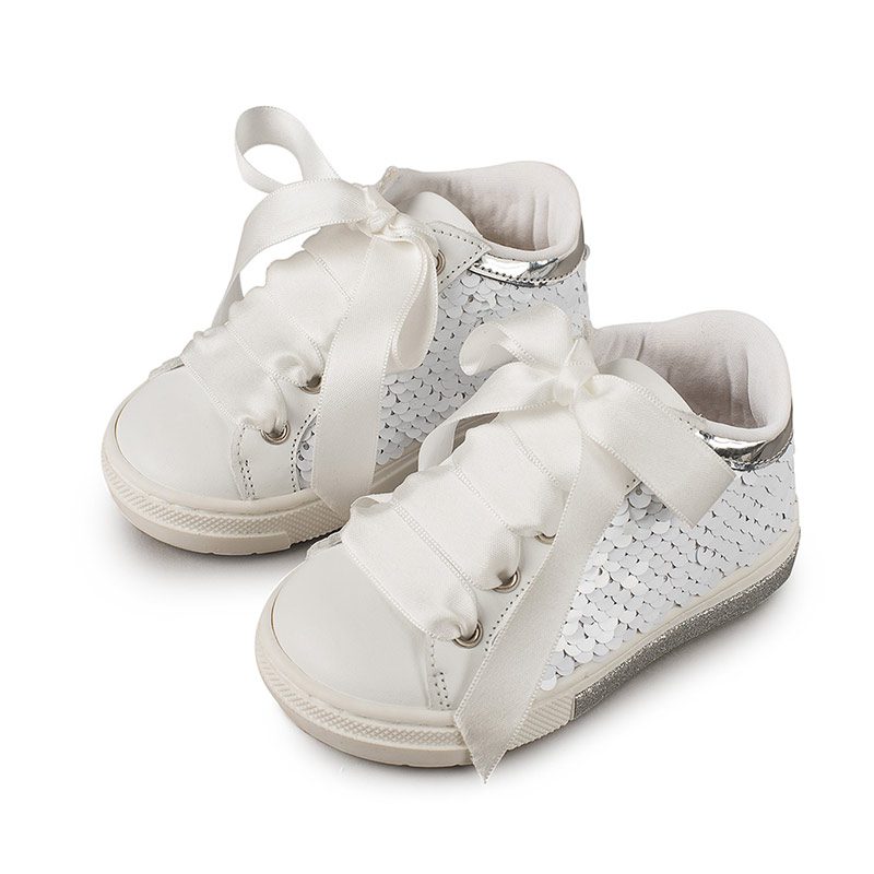 Χειροποίητα Παιδικά sneakers διακοσμημένα με παγιέτες και σατέν κορδόνια σε λευκό. Συνδυάζονται και με casual και με abigie στυλ.  Με δερμάτινο ανατομικό πάτο για ξεκούραστο περπάτημα, κατάλληλος για τα πρώτα βήματα του παιδιού. Ελληνικής ραφής