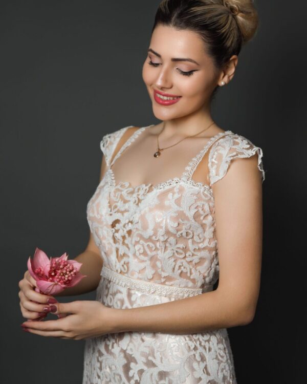 Νυφικό φόρεμα με ανάγλυφη δαντέλα και nude σατέν εσωτερικά