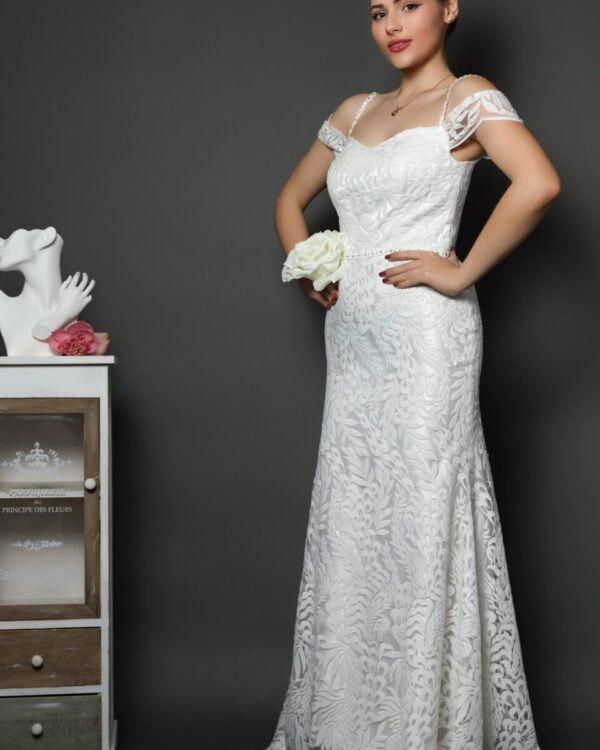 Νυφικό φόρεμα με ανάγλυφη δαντέλα και λευκό σατέν εσωτερικά