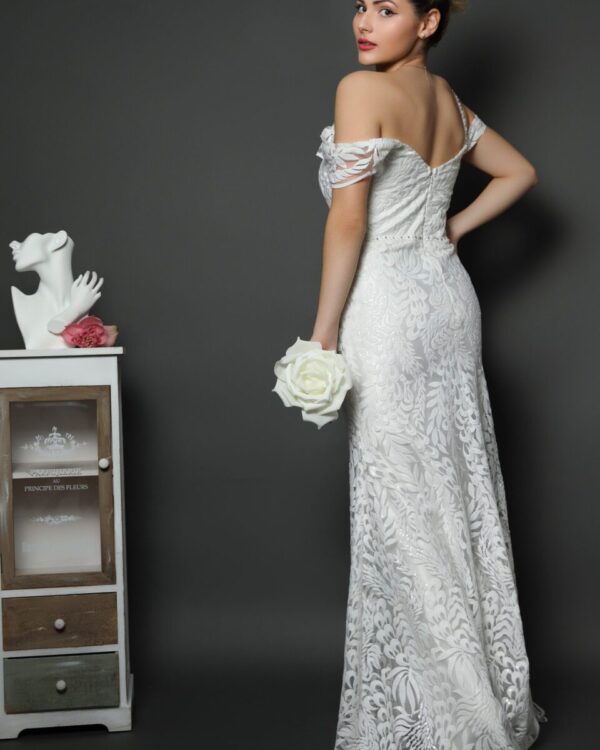 Νυφικό φόρεμα με ανάγλυφη δαντέλα και λευκό σατέν εσωτερικά