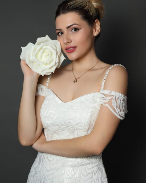 Νυφικό φόρεμα με ανάγλυφη δαντέλα και λευκό σατέν εσωτερικά