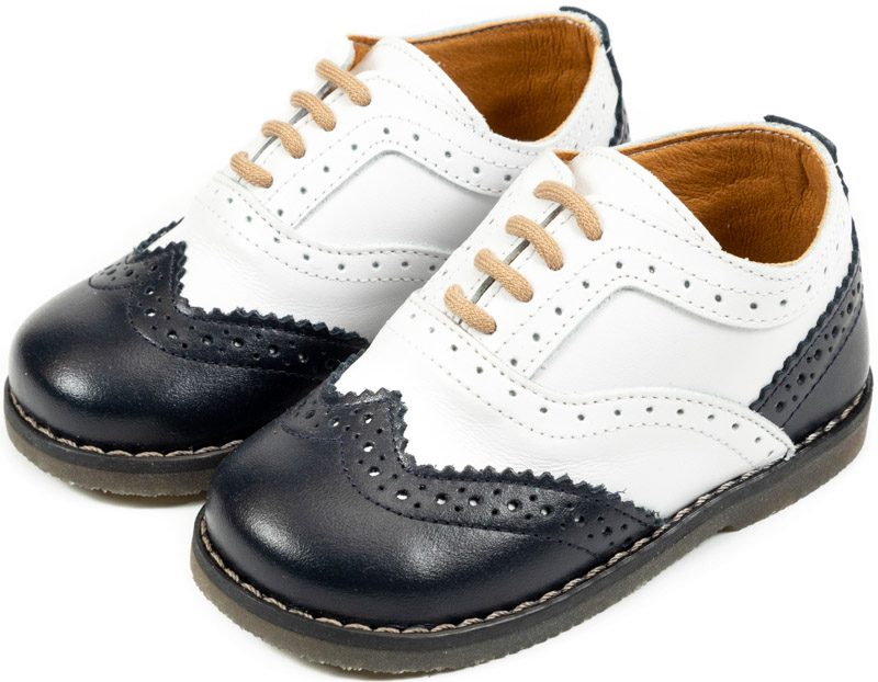 Χειροποίητα Βαπτιστικά παπούτσια retro,  δετά, δίχρωμα μπλε με άσπρο, δερμάτινα από δέρμα νάπα.  Με δερμάτινο ανατομικό πάτο για ξεκούραστο περπάτημα, κατάλληλος για τα πρώτα βήματα του παιδιού. Ελληνικής ραφής