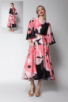 Midi floral φόρεμα με πλούσια φούστα κλος σε σατέν. Ψιλόμεσo δέσιμο με αέρινο μανίκι. Κανονική εφαρμογή. Ελληνικής ραφής