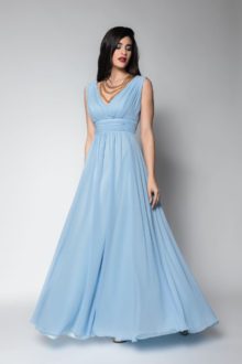 Maxi φόρεμα σε Άλφα γραμμή σε 3 χρώματα σιέλ, ροζ και μπλε ρουά. Ψιλόμεσo δέσιμο με πλούσια ζώνη. Κανονική εφαρμογή. Ελληνικής ραφής
