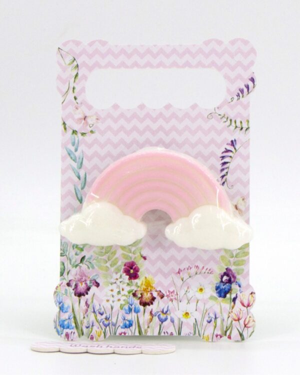 Αρωματικό σαπούνι γλυκερίνης (60γρ) διάστασης 7,5×5,5cm. Συνοδεύεται από πλάτη στήριξης 10x15cm σε μακετόχαρτο