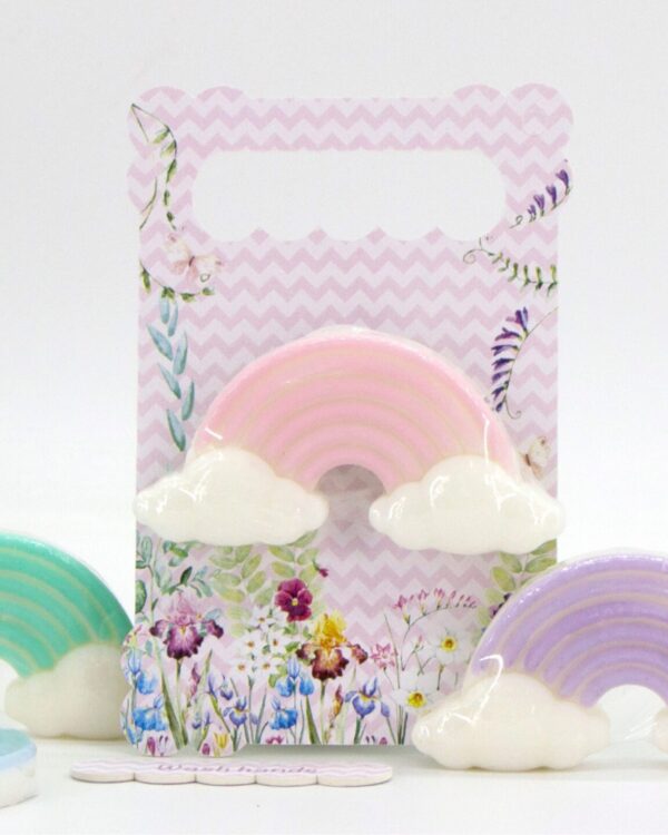 Αρωματικό σαπούνι γλυκερίνης (60γρ) διάστασης 7,5×5,5cm. Συνοδεύεται από πλάτη στήριξης 10x15cm σε μακετόχαρτο