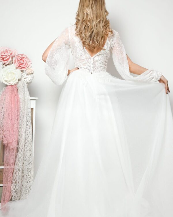 Νυφικό με μπούστο δαντέλα και ιδιαίτερο μανίκι