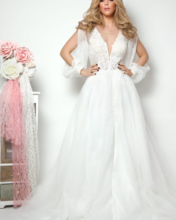 Νυφικό με μπούστο δαντέλα και ιδιαίτερο μανίκι