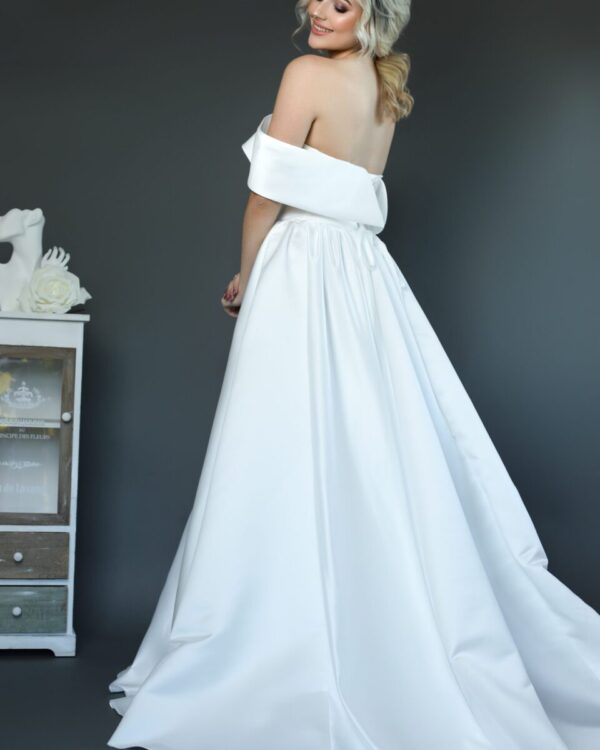 Εντυπωσιακό Πριγκιπικό νυφικό από μετάξι Mikado σε Άλφα γραμμή. Έξωμο με μπούστο V και διαφάνεια soleil. Κανονική εφαρμογή