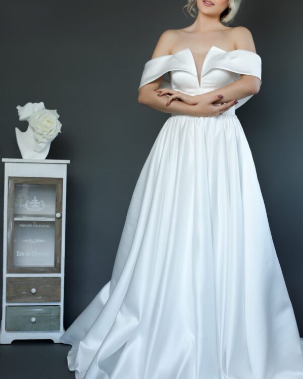 Εντυπωσιακό Πριγκιπικό νυφικό από μετάξι Mikado σε Άλφα γραμμή. Έξωμο με μπούστο V και διαφάνεια soleil. Κανονική εφαρμογή