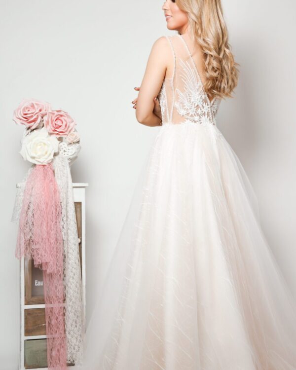 Εντυπωσιακό Νυφικό με μπούστο δαντέλα και υπέροχη πλάτη