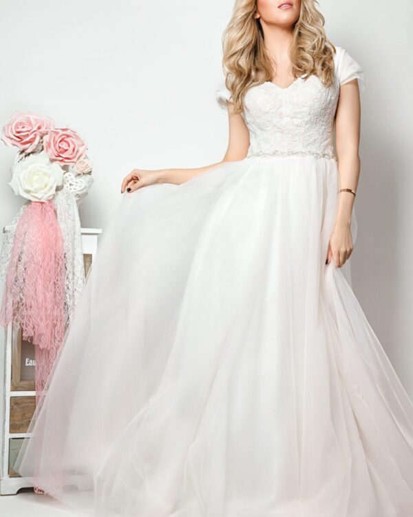 Νυφικό με μπούστο δαντέλα και γαλλικό μανίκι