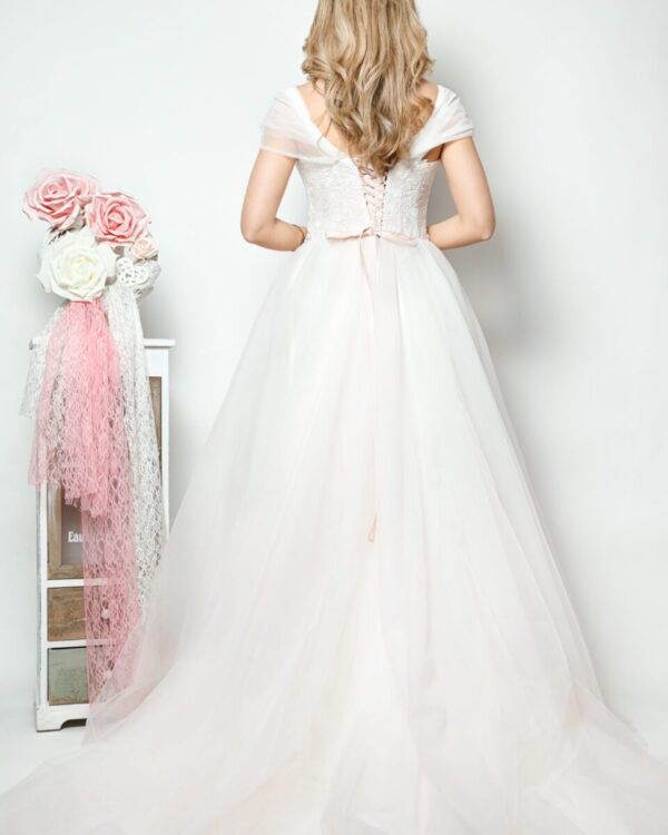 Νυφικό με μπούστο δαντέλα και γαλλικό μανίκι