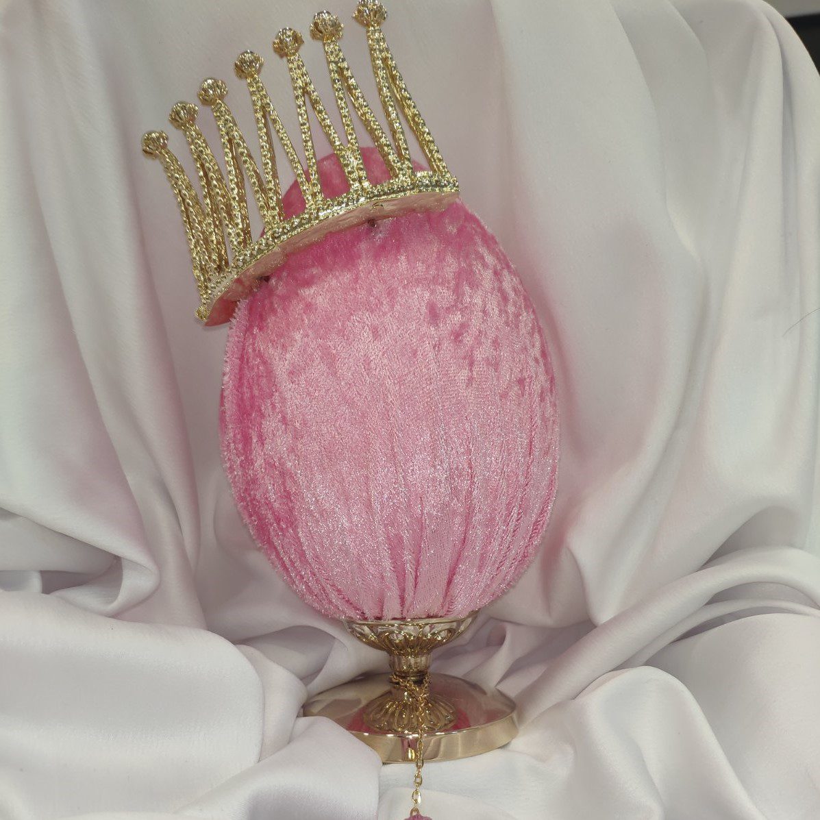Διακοσμητικό αυγό σε ροζ βελούδο με επίχρυση 24Καρατίων κορώνα