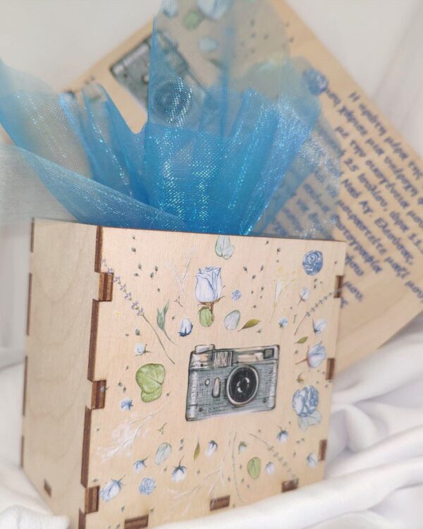 Μπομπονιέρα βάπτισης ξύλινο κουτί μολυβοθήκη με ξύλινο προσκλητήριο καδράκι