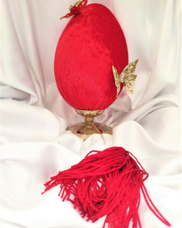 Διακοσμητικό αυγό σε κόκκινο βελούδο με επίχρυσες πεταλούδες