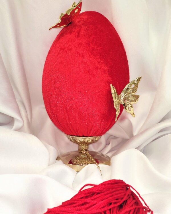 Διακοσμητικό αυγό σε κόκκινο βελούδο με επίχρυσες πεταλούδες