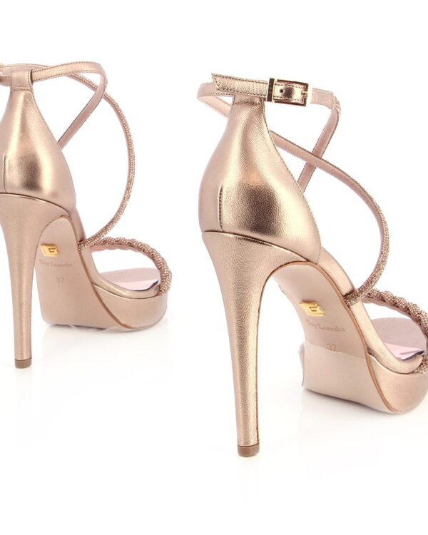 Νυφικά παπούτσια πέδιλα Guy Laroche σε nude metallize . Από γνήσιο δέρμα και στρας εξωτερικά και γνήσιο δέρμα εσωτερικά. Ύψος τακουνιού 12cm και φιάπα 2cm. Χειροποίητα