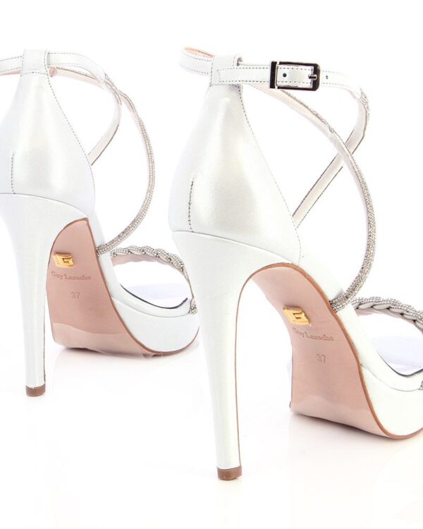 Νυφικά πέδιλα σε λευκό