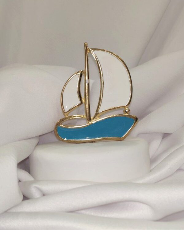 Μπομπονιέρα με λευκό βότσαλο και επίχρυσο καραβάκι