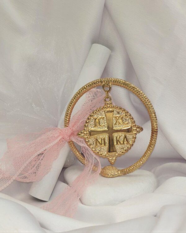 Μπομπονιέρα βάπτισης με προσκλητήριο μικρό χάρτινο ρολάκι, σε λευκό βότσαλο με επίχρυσο διακοσμητικό Κωνσταντινάτο