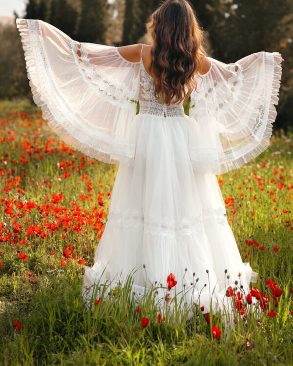 Boho Νυφικό με δαντέλα και μακρύ αέρινο μανίκι