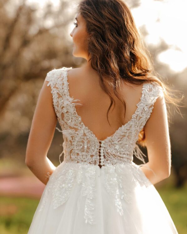 Εντυπωσιακό Νυφικό με μπούστο δαντέλα και ανοιχτή πλάτη