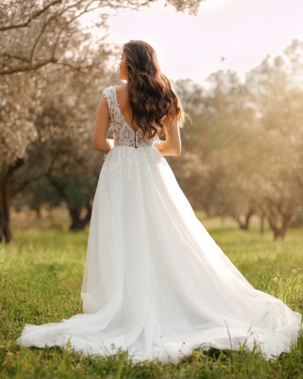 Εντυπωσιακό Νυφικό με μπούστο δαντέλα και ανοιχτή πλάτη