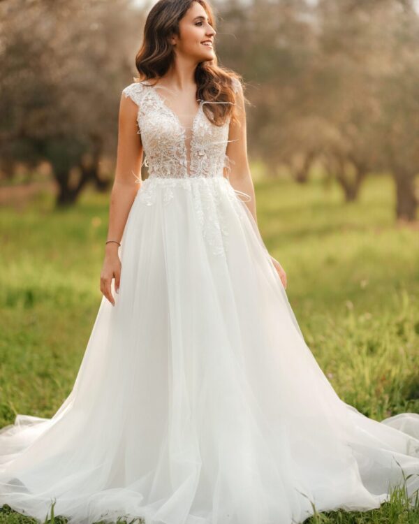 Εντυπωσιακό Νυφικό με μπούστο δαντέλα και ανοιχτή πλάτη