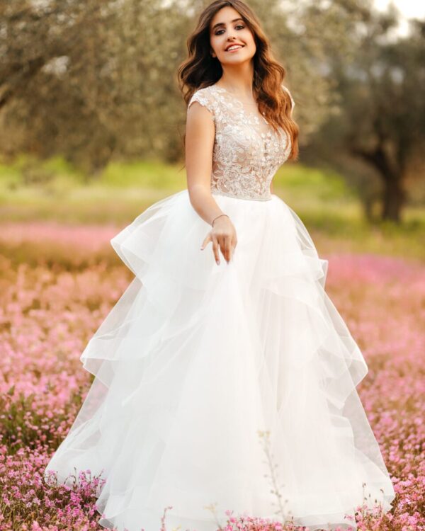 Εντυπωσιακό Νυφικό με μπούστο δαντέλα και ανοιχτή πλάτη