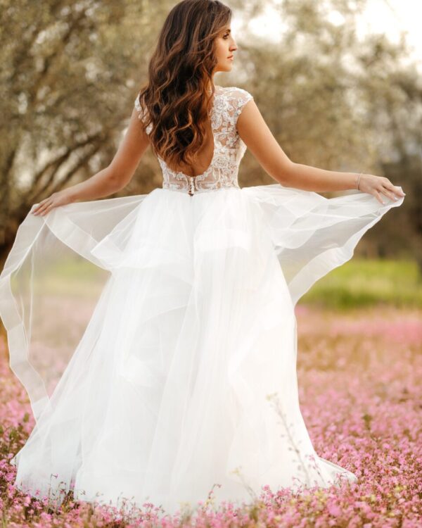 Εντυπωσιακό Νυφικό με μπούστο δαντέλα και ανοιχτή πλάτη