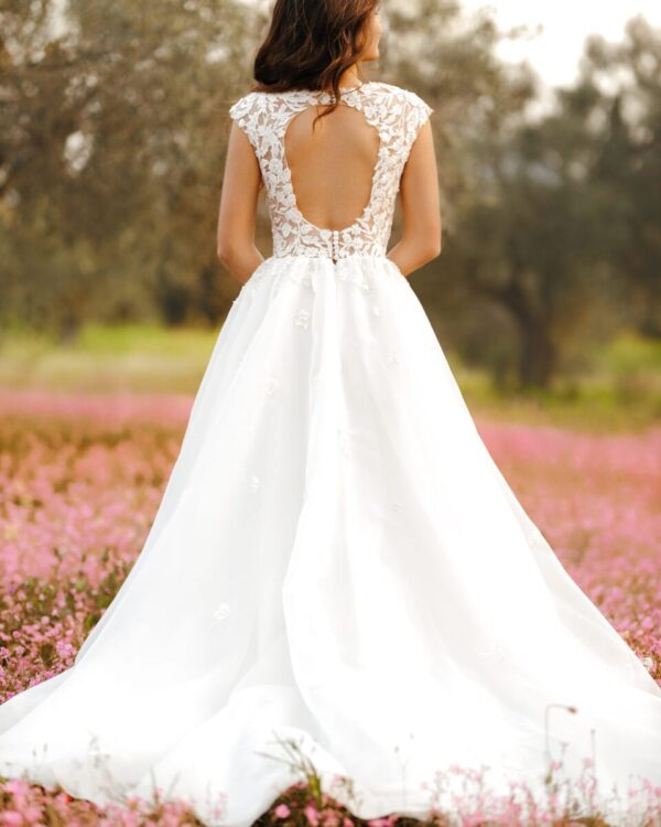 Εντυπωσιακό Νυφικό με μπούστο δαντέλα και ανοιχτή πλάτη