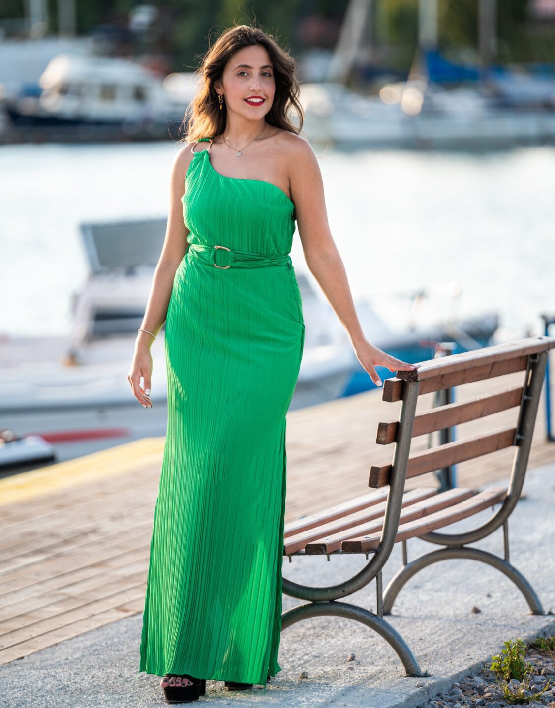 Maxi φόρεμα με έναν ώμο σε πράσινο