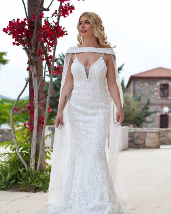 Γοργονέ νυφικό όλο δαντέλα με ουρά