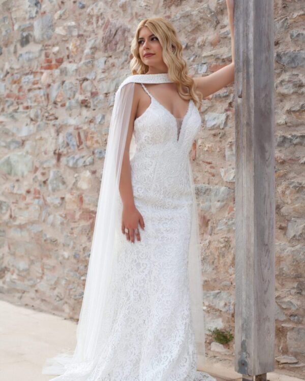 Γοργονέ νυφικό όλο δαντέλα με ουρά